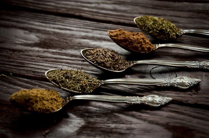 Cómo recoger y secar hierbas aromáticas en casa