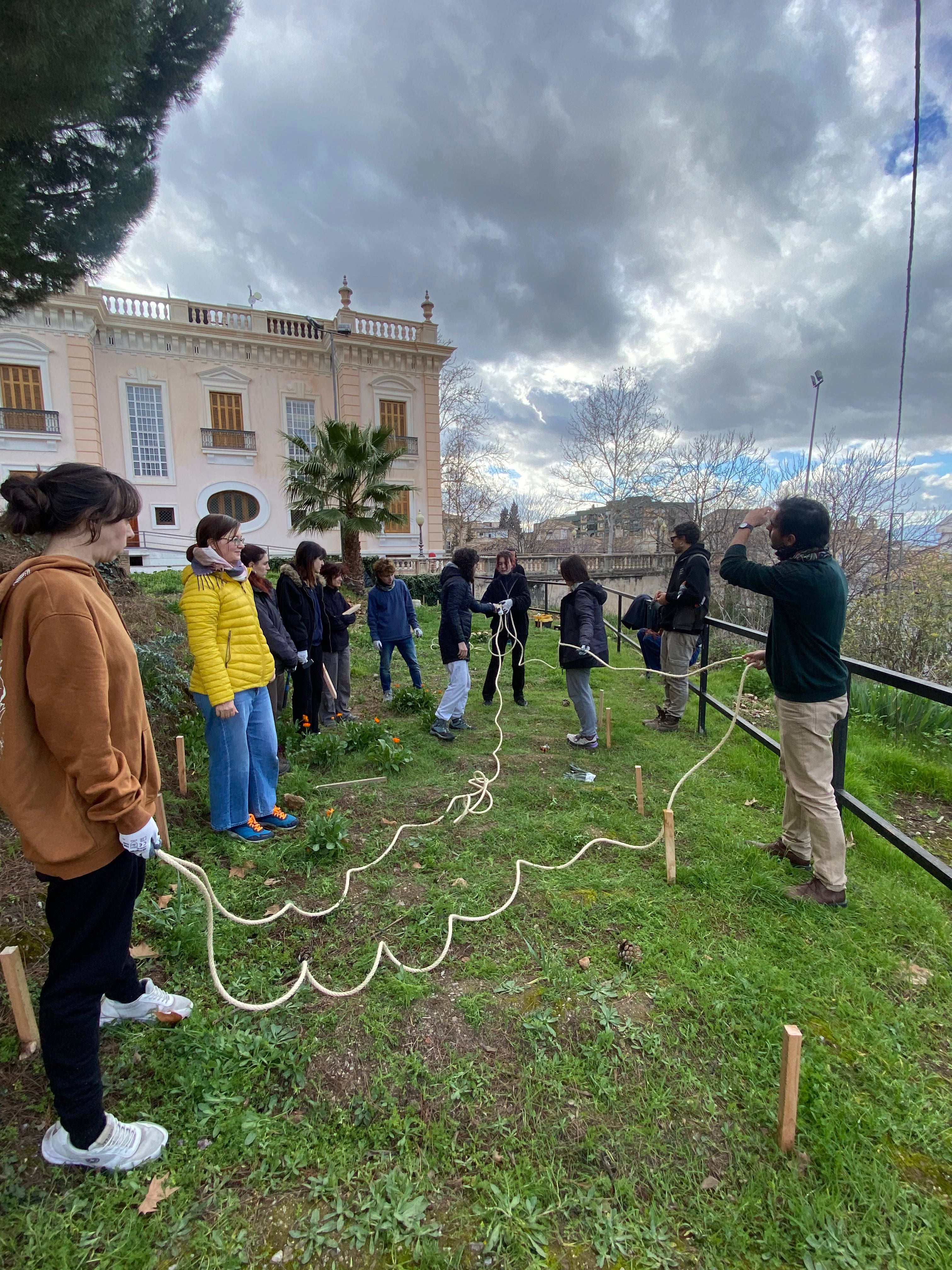 Participantes trabajando semanalmente en el Huerto Urbano de la Quinta Alegre, Huerto Urbano en Granada España ubicado en el Palacio de Quinta Alegre