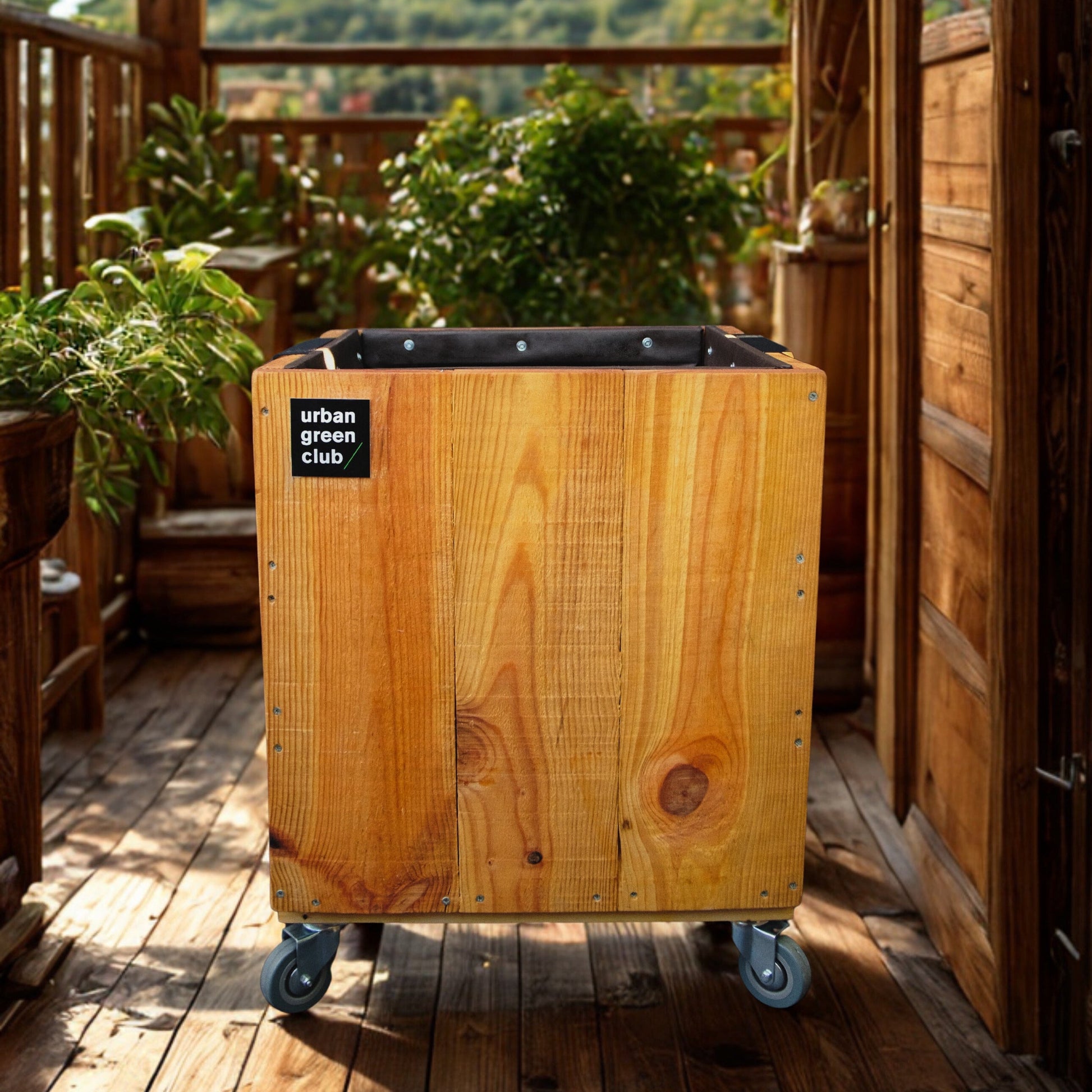 Una jardinera premium de huerto urbano en una terraza