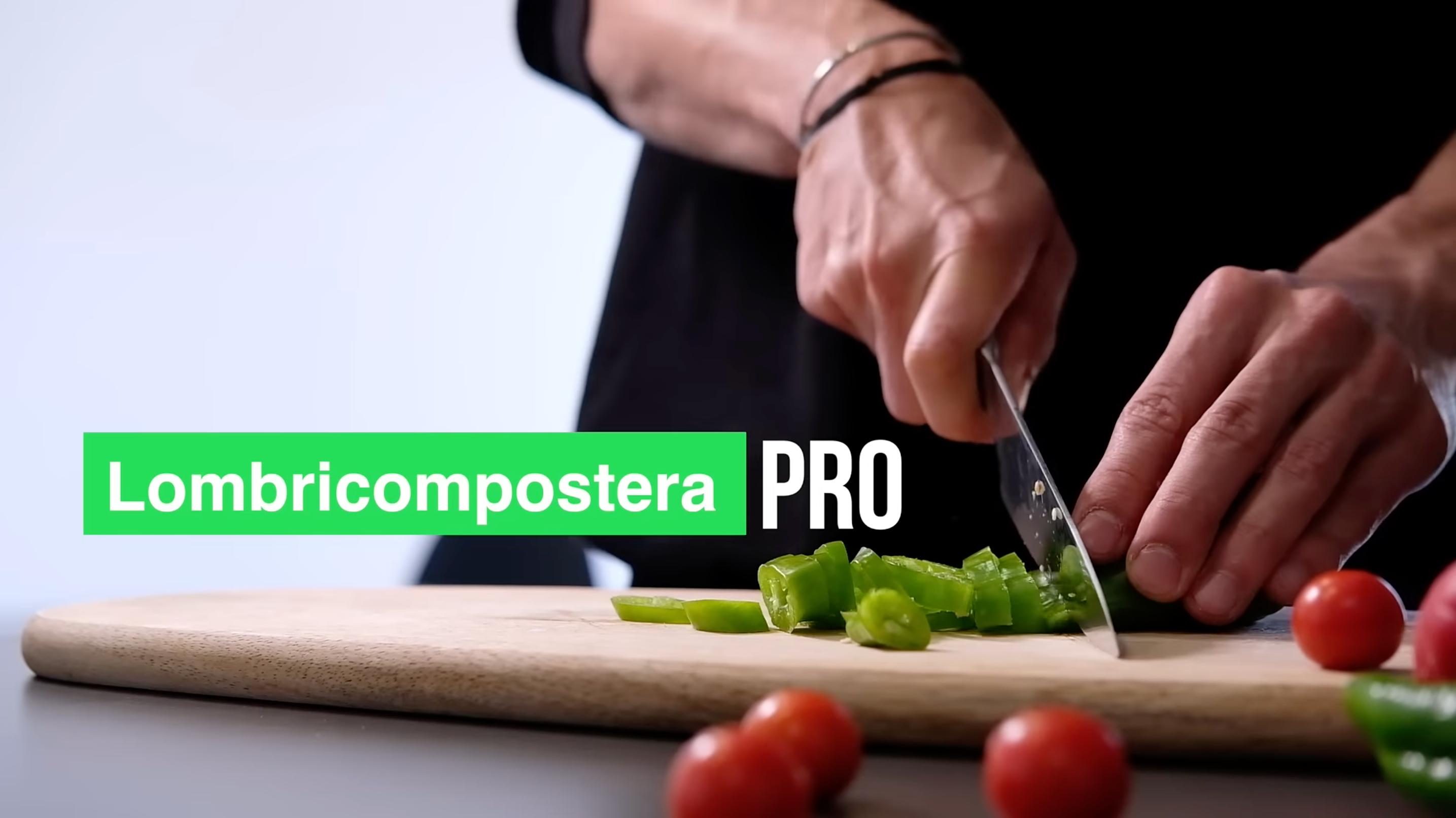 Load video: Lombricompostera Pro, lombrices rojas californianas, fibra de coco y guía de iniciación. Un sistema completo para transformar los restos de tu cocina en humus de lombriz.