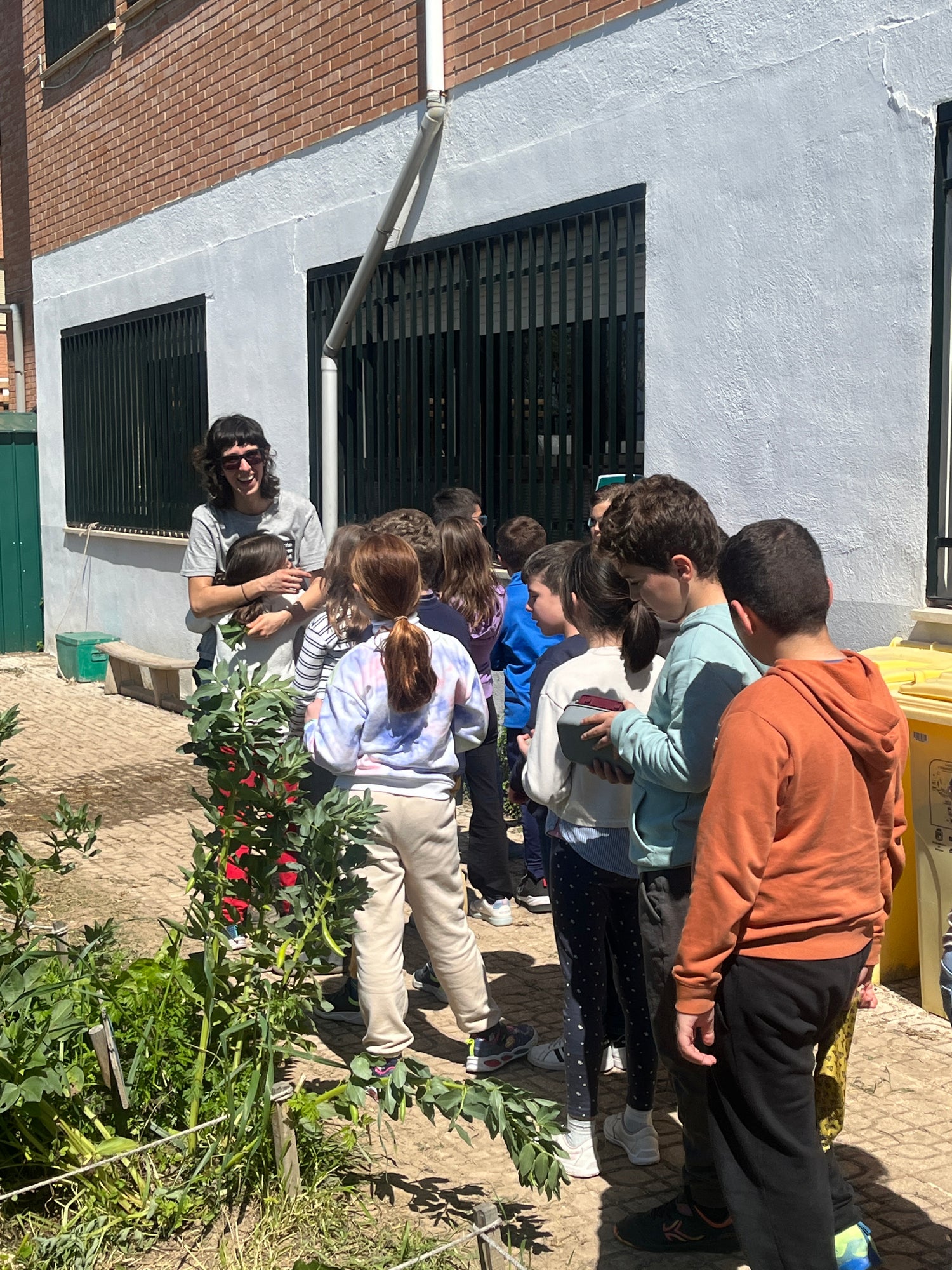 Alumnos del CEIP Sierra Elvira participando en actividad de huerto escolar, plantando hortalizas en bancales de cultivo ecológico en Granada, España - Proyecto Urban Green Club
