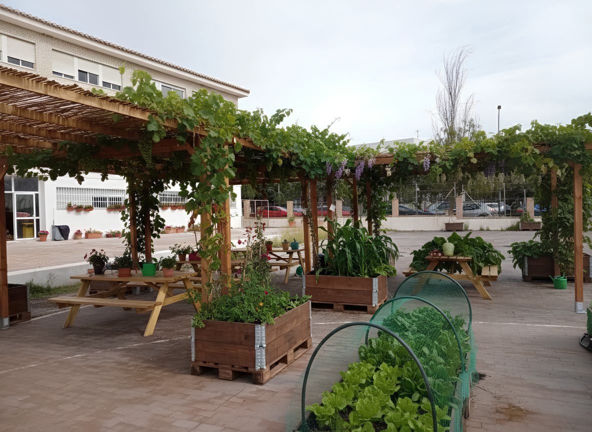 Huerto urbano con pérgola y bancales de cultivo de Urban Green Club en Salobreña, Granada